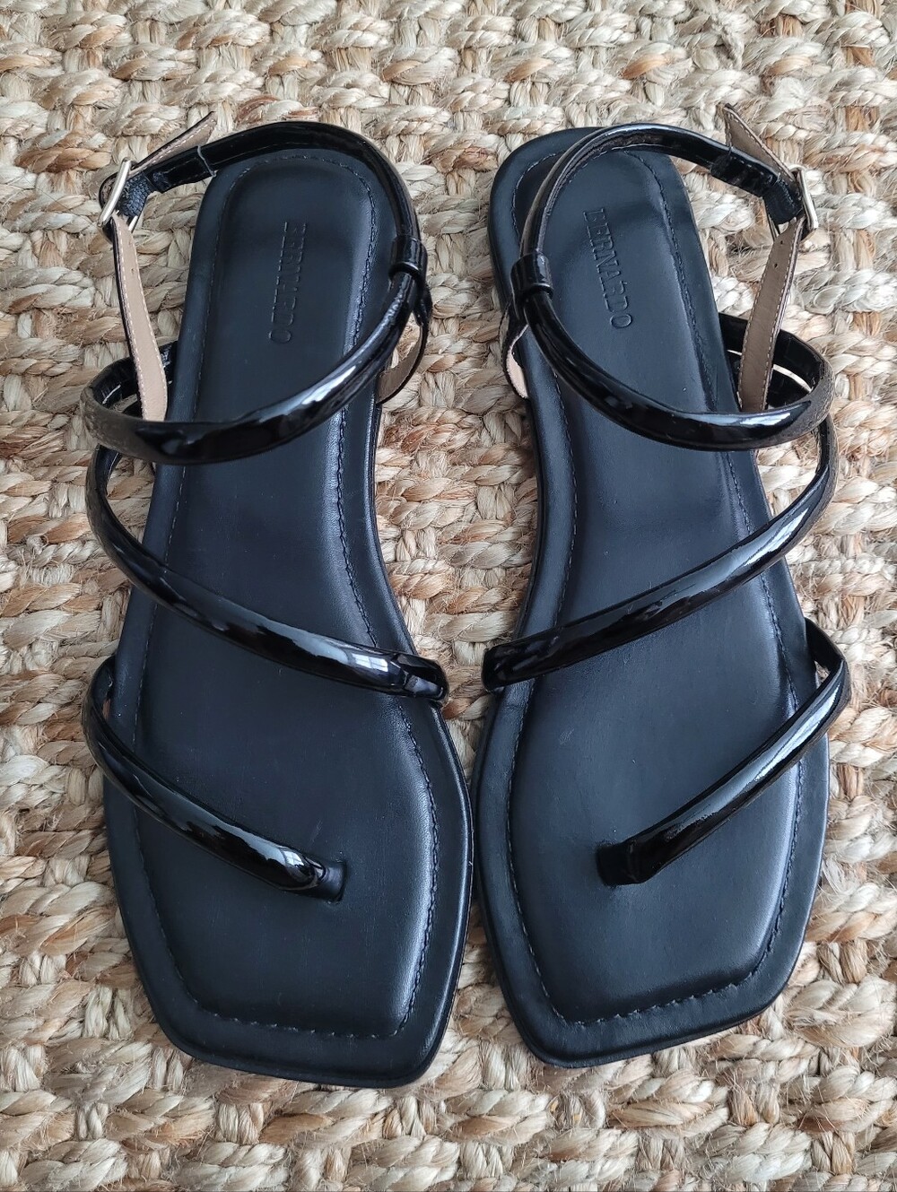 Bernardo Black Patent Leather Strappy Asymmetric Flat Sandals 8.5  Resortwear